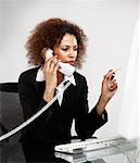 Femme d'affaires en utilisant le téléphone