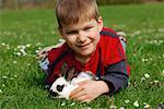 Porträt eines jungen mit Kaninchen