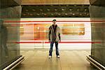 Homme à la Station de métro