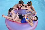 Famille en piscine