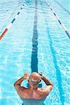 Homme dans la piscine