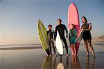 Portrait de famille avec des planches de surf