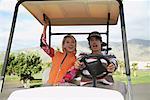 Paar im Golf-Cart
