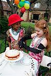Mädchen mit Kuchen im Hinterhof