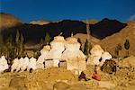 Les gens visitant Chortens, Tikse, Ladakh, Inde