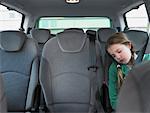 Mädchen schlafen im Auto