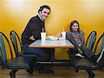 Père et fille manger Fast Food