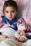 Portrait de jeune fille dans son lit d'hôpital