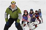 Homme enseigner aux étudiants à l'école de Ski, Whistler, Colombie-Britannique, Canada