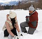 Couple jouant dans la neige, Whistler, Colombie-Britannique, Canada