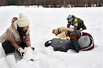 Famille jouant dans la neige, Whistler, Colombie-Britannique, Canada