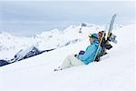 Frauen, die eine Pause vom Snowboarden, Whistler, BC, Kanada