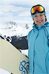 Porträt Frau mit Snowboard, Whistler, BC, Kanada