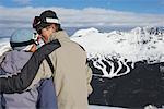 Couple sur la pente de Ski, Whistler, Colombie-Britannique, Canada