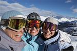 Portrait de trois femmes sur pentes de Ski, Whistler, Colombie-Britannique, Canada