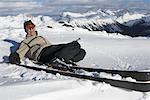 Homme riant après chute en ski, Whistler, Colombie-Britannique, Canada