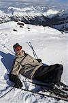 Mann lachend nach fallen, beim Skifahren, Whistler, BC, Kanada