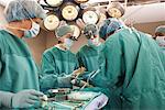 Médecins effectuant une chirurgie
