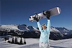 Porträt Frau hält Snowboard