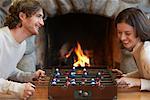 Couple jouant au Soccer Table de cheminée