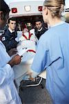Sanitäter und Ärzte mit Patienten auf Bahre