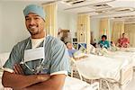 Portrait du docteur dans la salle d'hôpital