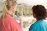Infirmières en discutant des Patients