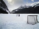 Enfant sur une patinoire en plein air, lac Louise, Alberta, Canada