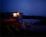 Maison et bateau sur la rivière, Brésil