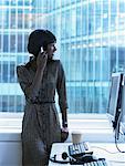 Femme d'affaires à l'aide de téléphones cellulaires