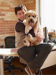 Portrait d'homme d'affaires avec chien