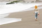 Femme qui marche sur la plage, Sonoma Coast, California, USA