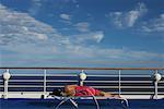 Femme couchée sur le pont du navire de croisière