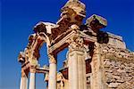 Faible angle Découvre de vieilles ruines d'un temple, le Temple d'Hadrien, Ephèse, Turquie
