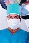 Portrait d'un chirurgien mâle porte un masque chirurgical