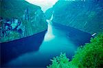 Rivière en passant par les montagnes, Geiranger, Norvège