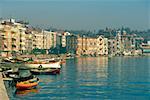 Boote vor Anker in einem Hafen mit Gebäuden in der Waterfront, Istanbul, Türkei