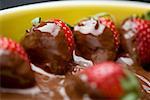 Gros plan de chocolat fraises couvertes dans un bol
