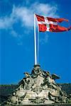 Drapeau danois flottant sur une sculpture, Palais d'Amalienborg, Copenhague, Danemark