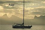 Avion survolant un voilier, Moorea, Polynésie française, Tahiti, îles de la société