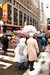 Touristes traverse état road, New York City, New York, USA