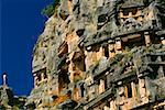 Vue d'angle faible des grottes sur les rochers, tombeau de roche lycienne, Myra, Turquie