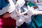 Flachwinkelansicht Chirurgen in einem Operationssaal