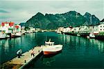 Vue grand angle de deux personnes sur une jetée, îles Lofoten, Norvège