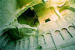 Vue angle faible sur les ruines d'une cave Eglise, vallée de Zelve, Cappadoce, Turquie