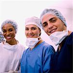 Portrait d'un chirurgien homme et deux femmes chirurgiens souriant