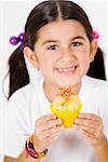 Portrait eines Mädchens holding ein Cupcake und Lächeln