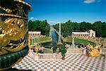 Fontaines dans le jardin d'un palais, Grand Palais de Peterhof, Saint-Pétersbourg, Russie