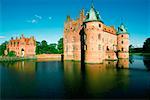 Réflexion d'un château dans l'eau, château d'Egeskov, comté de Funen, Danemark