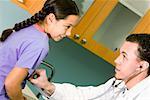 Männlichen Arzt untersuchen eine Mädchen mit einem Stethoskop